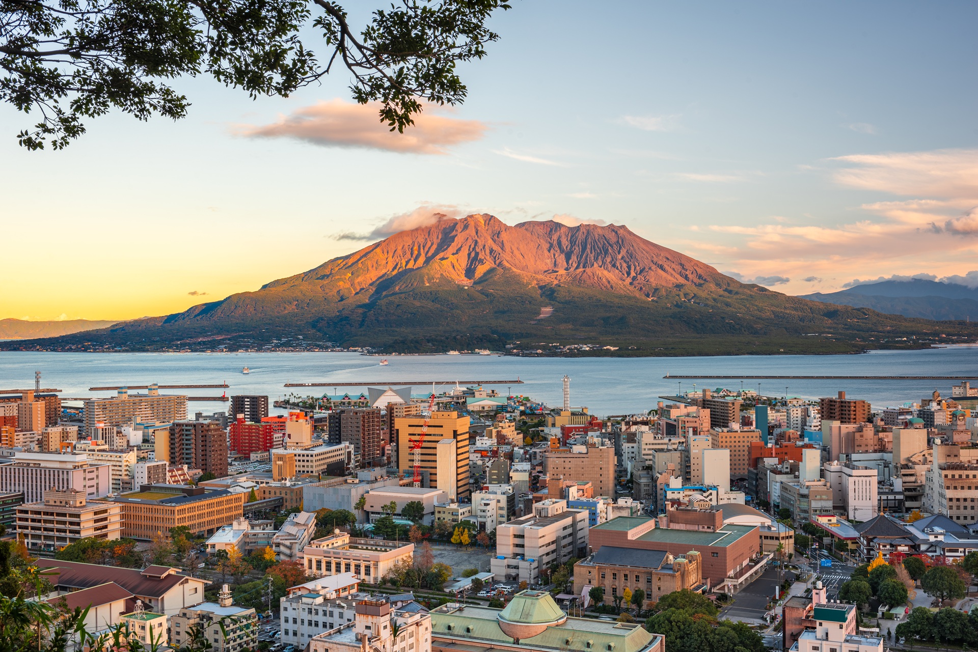 Japan kagoshima skyline-with-sakurajima-volcano