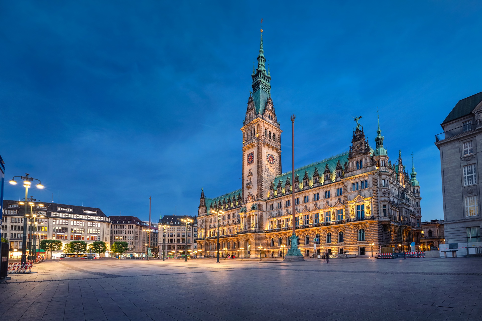 Hamburg Rathaus at night