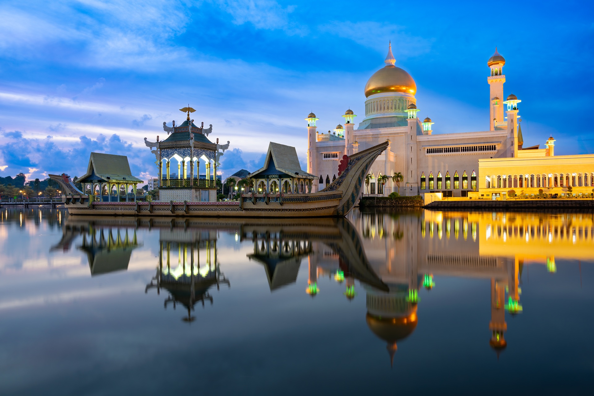 Brunei - Omar Ali Saifuddien Mosque in Badar Seri Bagawan